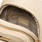 Modna i funkcjonalna beżowa saszetka damska crossbody z eko skóry Peterson-6