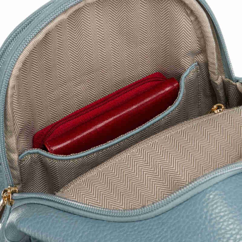 Niebieska stylowa mała saszetka damska z eko skóry zdobionej złotymi okuciami nerka crossbody Peterson-7
