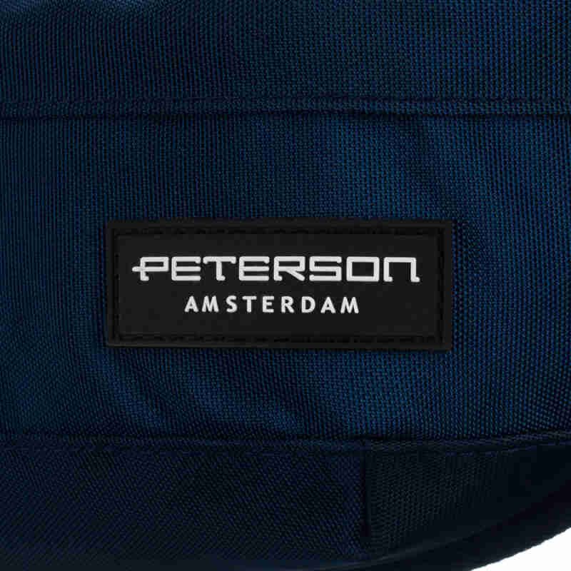 Granatowa, sportowa i pojemna saszetka z poliestru ze stylowym karabińczykiem - Peterson-7