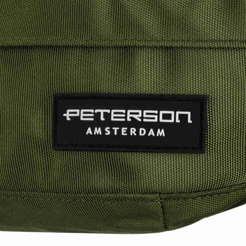 Praktyczna, pojemna saszetka z poliestru w zielonym kolorze, zamykana suwakiem ze stylowym karabińczykiem - Peterson-7