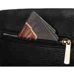 Czarna saszetka damska ze skóry ekologicznej, zamykana suwakiem i zawieszona na regulowanym pasku - Peterson-8