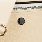 Saszetka damska w kolorze ecru z czarnymi elementami, wykonana z materiału syntetycznego - Peterson-5