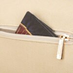 Saszetka damska w kolorze ecru z czarnymi elementami, wykonana z materiału syntetycznego - Peterson-8