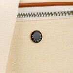 Saszetka damska w kolorze ecru z brązowymi elementami, zamykana suwakiem - Peterson-5