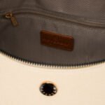 Saszetka damska w kolorze ecru z brązowymi elementami, zamykana suwakiem - Peterson-6