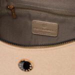 Beżowa saszetka damska zamykana suwakiem i zawieszona na regulowanym pasku - Peterson-6