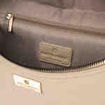 Beżowa saszetka damska ze skóry ekologicznej zamykana suwakiem, zawieszona na regulowanym pasku - Peterson-6