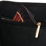 Czarna saszetka damska ze skóry ekologicznej zawieszona na regulowanym pasku - Peterson-9