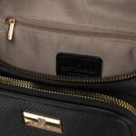 Czarna saszetka damska ze skóry ekologicznej zawieszona na regulowanym pasku - Peterson-6