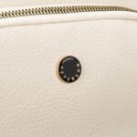 Jasnobeżowa nerka damska ze skóry ekologicznej zamykana suwakiem - Peterson-5