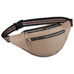 Skórzana saszetka damska w beżowym kolorze, jednokomorowa i zamykana na suwak - Rovicky-1