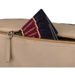 Skórzana saszetka damska w beżowym kolorze, jednokomorowa i zamykana na suwak - Rovicky-7